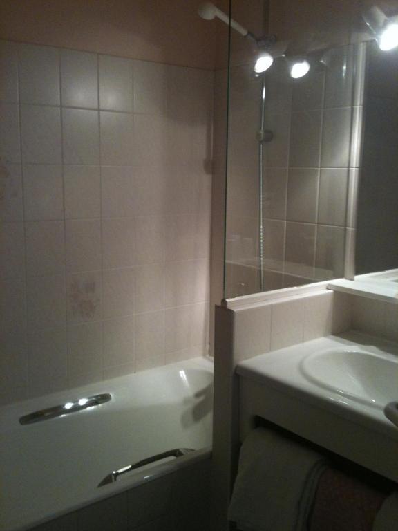 Hotel Des Voyageurs Saint-Chély-dʼAubrac Habitación foto